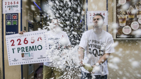 El primer premio del sorteo de 'El Niño' se ha repartido por toda España. / VÍDEO: ATLAS / FOTO: EFE