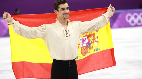 El español Javier Fernández celebra su medalla de bronce en los Juegos Olímpicos de Invierno. EFE/EPA/HOW HWEE YOUNG