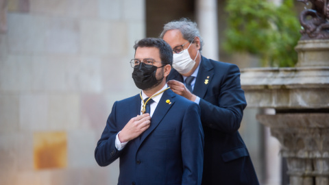 L'expresident Quim Torra fa l'entrega del medalló de presidència a Pere Aragonès en la seva presa de possessió del càrrec