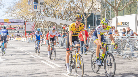 Ciclistes arriben a la meta de Montjuïc de la passada Volta Ciclista a Catalunya