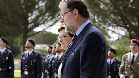 Rajoy comparece en los jardines del palacio de La Moncloa junto a la primera ministra polaca. / CHEMA MOYA (EFE)