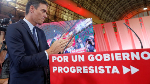 El presidente del Gobierno en funciones y secretario general del PSOE, durante la presentación de su propuesta de acuerdo programático para un gobierno de progreso con el que espera conseguir los votos necesarios para su investidura.EFE/Che