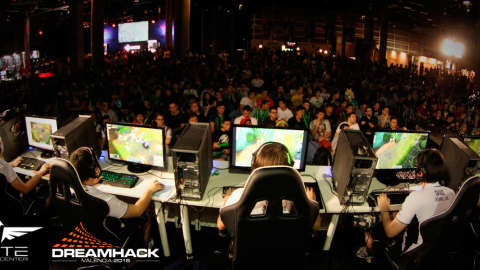 Ordenadores luminosos, cafeína y 23.000 personas encienden el festival Dreamhack en Valencia