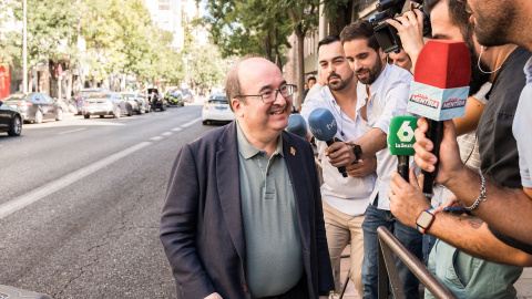 El ministro de Cultura y Deportes en funciones, Miquel Iceta, atiende a los medios tras una reunión del PSOE en Madrid, a 16 de agosto de 2023.