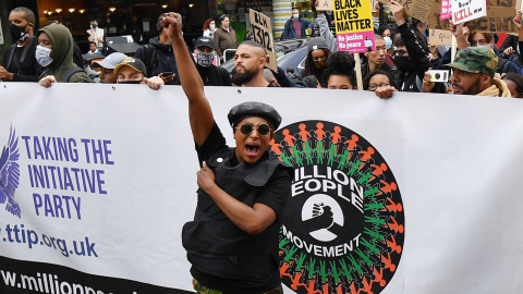 La activista Sasha Johnson hace un gesto al frente de una reunión en Westbourne Park que participa en la marcha inaugural de Million People March desde Notting Hill a Hyde Park en Londres el 30 de agosto de 2020