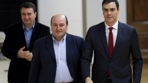 Aitor Esteban, Andoni Ortuzar y Pedro Sánchez, en una foto de archivo. EFE