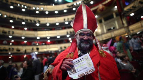 Un hombre vestido con el atuendo del Papa. Europa Press.