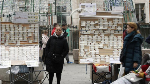 GRAF841. MADRID, 21/12/2018.- Puestos de venta de boletos de la lotería de Navidad esta mañana en la Puerta del Sol de Madrid. España está ya preparada y expectante para celebrar mañana un clásico de ésta época del año, el gran sorteo de lo