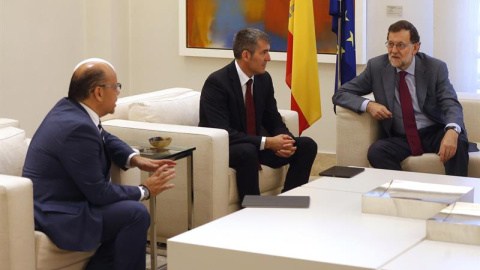 Rajoy (d), conversa con el secretario general de Coalición Canaria, José Miguel Barragán (i), en presencia del presidente de Canarias, Fernando Clavijo (c), durante la reunión que han mantenido en el Palacio de la Moncloa. EFE/Juan Carlos H