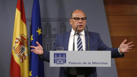 El secretario general de Coalición Canaria (CC), José Miguel Barragán, durante la rueda de prensa que ha ofrecido hoy en en el Palacio de la Moncloa tras la reunión que ha mantenido, junto al presidente de Canarias, Fernando Clavijo, con el