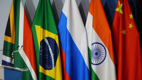 Las banderas de Sudáfrica, Brasil, Rusia, India y China, en la cumbre de la cumbre de los BRICS en Johannesburgo. EFE/EPA/KIM LUDBROOK