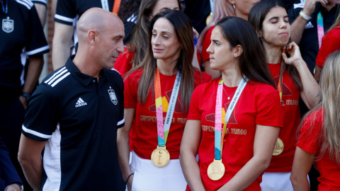 El presidente de Real Federación Española de Fútbol (RFEF), Luis Rubiales, conversa con las jugadoras Esther González (c) y Rocío Gálvez (d) durante la recepción del presidente del Gobierno en funciones, Pedro Sánchez, al equipo en el Palac