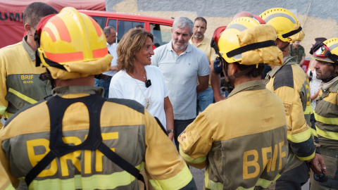 La vicepresidenta del Gobierno y ministra para la Transición Ecológica y el Reto Demográfico en funciones, Teresa Ribera (3i), y el presidente de Canarias, Fernando Clavijo (c-d), visitaron este miércoles en Arafo el Puesto de Mando Avanzad