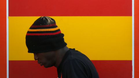 Un migrante, tras desembarcar de la patera en la que viajaba, en el puerto de Malaga. REUTERS/Jon Nazca