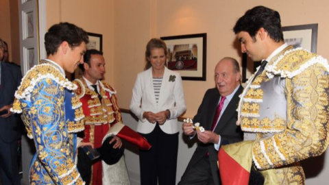 Juan Carlos presidió, desde el Palco Real de la Plaza de Toros de Las Ventas, la tradicional corrida de la Beneficencia de la Feria de San Isidro, en la que Antonio Ferrera, Miguel Ángel Perera y Ginés Marín lidiaron toros de la ganadería d