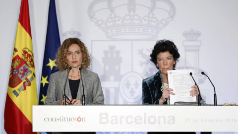 La ministra portavoz del Gobierno, Isabel Celaá, con la de Administraciones Territoriales, Meritxell Batet, durante la rueda de prensa ofrecida tras el Consejo de Ministros en el edificio de la Llotja de Mar de Barcelona. EFE/ Andreu Dalmau