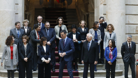 El presidente del Gobierno, Pedro Sánchez , junto a los miembros de su gabinete, posa para la foto de familia momentos antes de la reunión del Consejo de Ministros en la Llotja de Mar de Barcelona. EFE/Andreu Dalmau