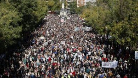 Las críticas a Ayuso de los sanitarios durante la manifestación: "Esto necesita soluciones ya"