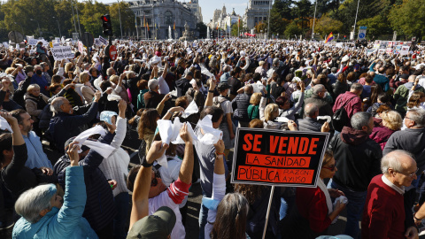 13/11/22 Manifestación ciudadana que recorre este domingo el centro de Madrid bajo el lema "Madrid se levanta por la sanidad pública"