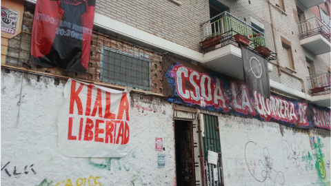 Entrada de La Quimera, en Lavapiés donde se celebró la fiesta 'Apoyo a Kiala' / JTD