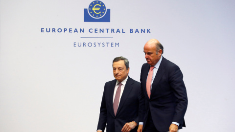 El presidente del BCE, el italiano Mario Draghi, y el vicepresidente de la entidad, el español Luis de Guindos, tras una de las ruedas de prensa mensuales en la sede del banco, en Fráncfort. REUTERS/Ralph Orlowski