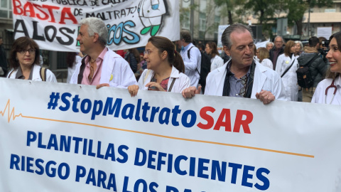 13/11/2022 Un grupo de sanitarios encabezan una pancarta durante la manifestación ciudadana convocada contra el plan de Ayuso para las Urgencias extrahospitalarias en Madrid