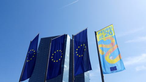 Banderas de la UE delante del edificio de la sede del BCE en Fráncfort. REUTERS/Ralph Orlowski