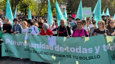 La oposición madrileña al Gobierno de Ayuso, encabezada por Más Madrid, se manifiesta por la sanidad pública