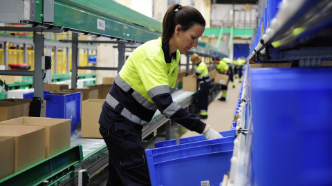 Trabajadora en una fábrica. E.P.