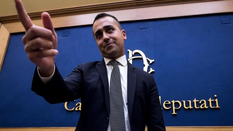 El líder del Movimiento 5 Estrellas, Luigi Di Maio, anuncia los resultados de la votación de sus bases, que han apoyado formar un gobierno con el Partido Democrático. /EFE