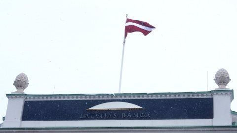 La bandera de Letonia en la sede del Banco Central del país, en Riga. REUTERS/Ints Kalnins