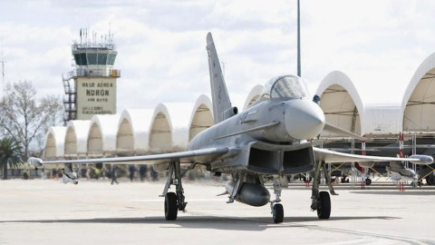 Un avión de combate en la base aérea de Morón