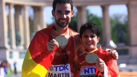 Los españoles Álvaro MartÍn y María Pérez posan con sus medallas de oro tras ganar la prueba de 35 kilómetros marcha en el Mundial de atletismo, en Budapest a 24 de agosto de 2023