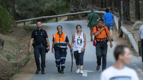 Agentes del Cuerpo de Policía Nacional, de Bomberos, de la Guardia Civil, así como voluntarios participan en las labores de búsqueda de Blanca Fernández Ochoa en Cercedilla (Madrid). /EFE