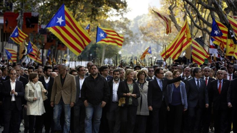 El presidente de la Generalitat, Artur Mas, ha acudido al Palacio de Justicia para declarar como imputado por el 9N arropado por más de 400 alcaldes catalanes y cientos de ciudadanos. EFE/Alberto Estévez