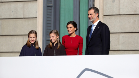 Los reyes, junto a sus hijas, Leonor (princesa de Asturias), y su hermana, la infanta Sofía, en el acto central de celebración de los 40 años de la Constitución, en el Congreso de los Diputados. EFE