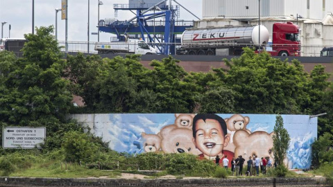 Frankfurt (Alemania) cuenta con un nuevo mural en honor a Aylan Kurdi, el niño sirio que murió ahogado en las playas de Turquía. EFE/Boris Roessler