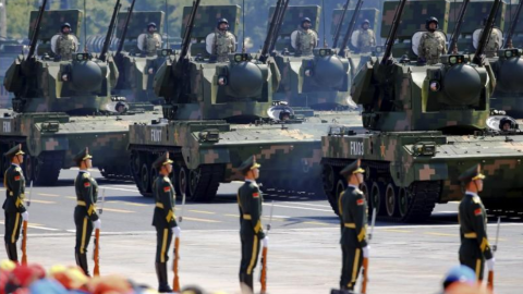 Soldados del ejército chino durante un desfile en una imagen de archivo. / REUTERS - DAMIR SAGOLJ