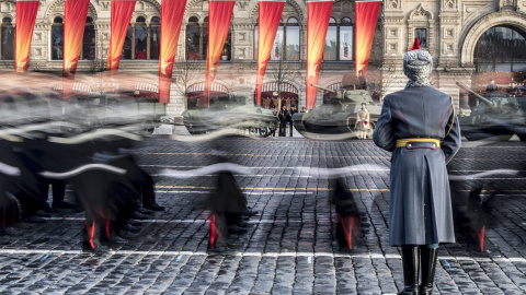 Desfile militar en la Plaza Roja de Moscú (Rusia) el 7 de noviembre de 2018. / AFP - MLADEN ANTONOV