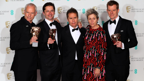 Martin McDonagh, Peter Czernin, Sam Rockwell y Graham Broadbent posan con Frances McDormand, mientras que sostienen sus trofeos de los Premios BAFTA. REUTERS/Hannah McKay