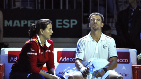 Fotografía facilitada por la RFET, de la capitana del equipo español de Copa Davis, Conchita Martínez, junto al tenista español Tommy Robredo. /EFE