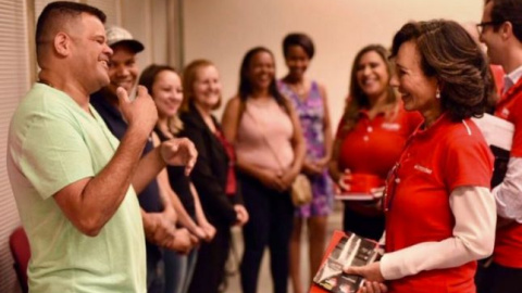 Ana Botín, presidenta de Banco Santander, junto a integrantes del programa Prospera en Brasil