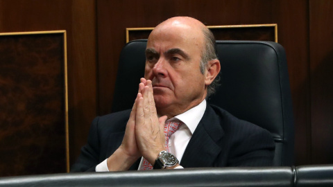 El ministro de Economía, Luis de Guindos, durante el Pleno del Congreso de los Diputados. EFE/ J.J. Guillén