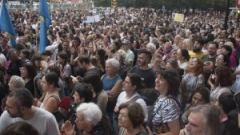 Una multitudinaria manifestación rechaza el regreso de la feria taurina gijonesa