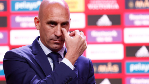 Luis Rubiales, presidente de la RFEF, asiste durante la presentación de Luis de la Fuente como nuevo entrenador del equipo de fútbol de España en la Ciudad del Fútbol el 12 de diciembre de 2022, en Las Rozas, Madrid, España.