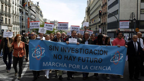 Científicos españoles se suman frente al Ministerio de Educación, en Madrid, a la marcha mundial por la ciencia. EFE/Víctor Lerena