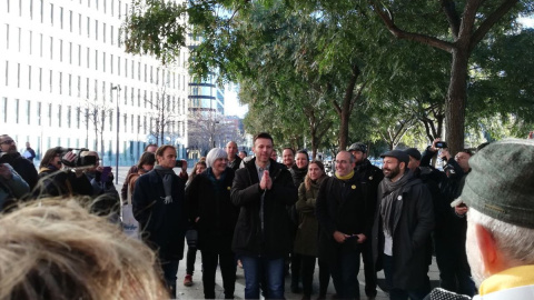 El regidor de Guanyem Badalona en Comú, Jose Téllez, davant la Ciutat de la Justícia, acompanyat per dirigents polítics i socials. @aramateix