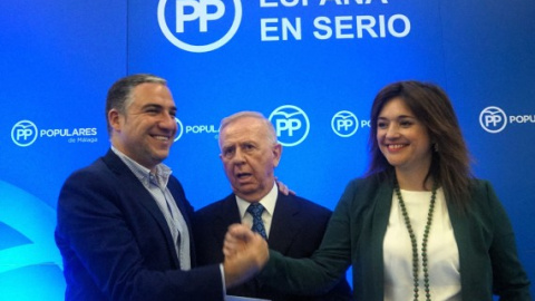 El presidente provincial, Elías Bendodo, el exalcalde de Torremolinos, Pedro Fernández Montes, y la presidenta de la Mancomunidad Occidental, Margarita del Cid, en un acto del PP de Málaga. / Populares Málaga