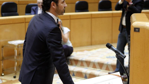 El expresidente balear José Ramón Bauzá tomando posesión de su escaño como senador durante el pleno celebrado en la Cámara Alta.- EFE.