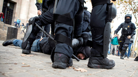 Efectivos de los Mossos d'Esquadra detienen a un hombre en las inmediaciones de la Llotja de Mar de Barcelona. / EFE - ENRIC FONTCUBERTA